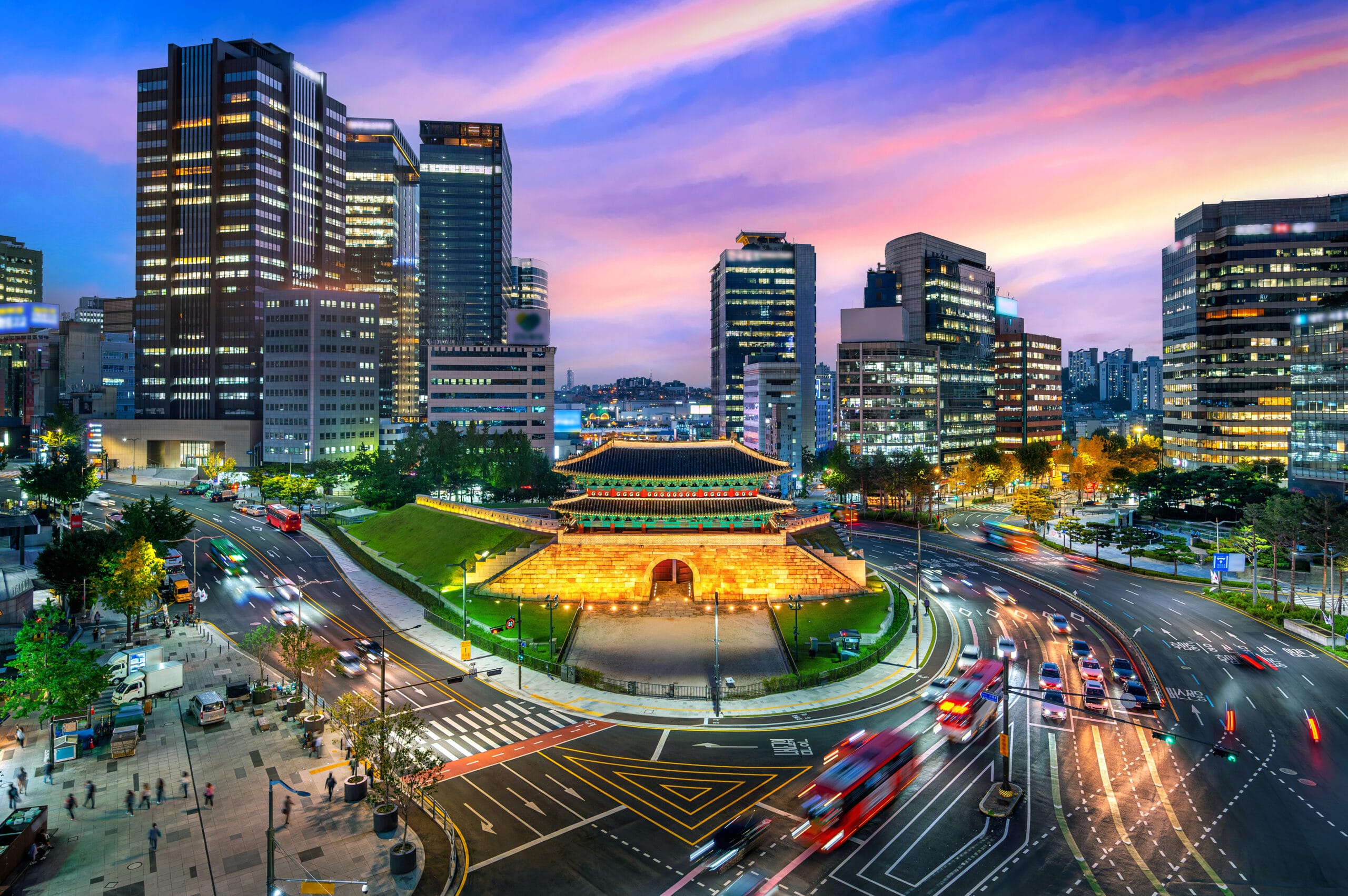Busy traffic at Namdaemun gate in Seoul, South Korea